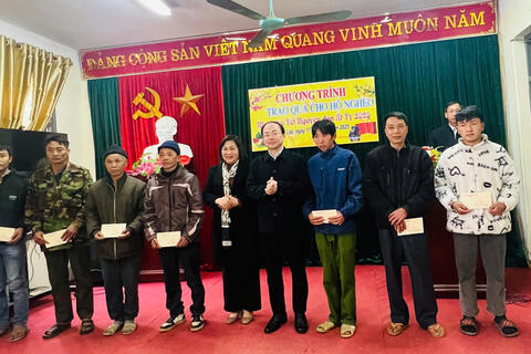 LÃNH ĐẠO TỈNH BẮC KẠN TẶNG QUÀ CHO HỘ NGHÈO NHÂN DỊP TẾT NGUYÊN ĐÁN TẠI UBND XÃ TÂN LẬP